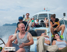 Z całą ekipą na łodzi do Krabi.