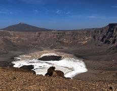 Kaldera Trou au Natron. W tle wulkan Pic Tousside. fot. Artur Urbański
