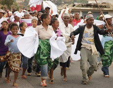 Madagaskar. Świętowanie rocznicy pogrzebu 